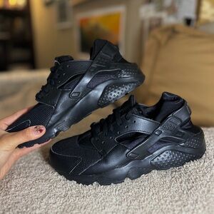 nike women's Black Air Huarache multi trainers sneakers (women's size 6).